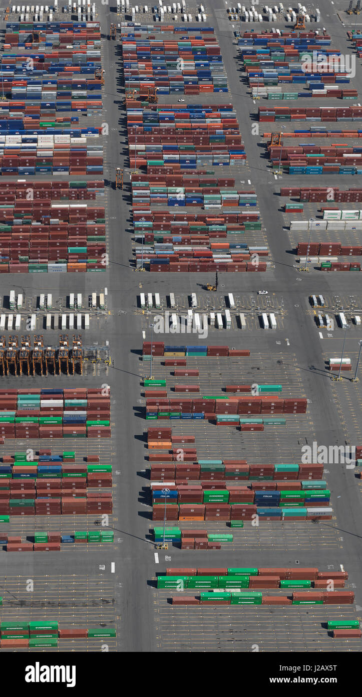 Vue aérienne de cargo containers at commercial dock Banque D'Images