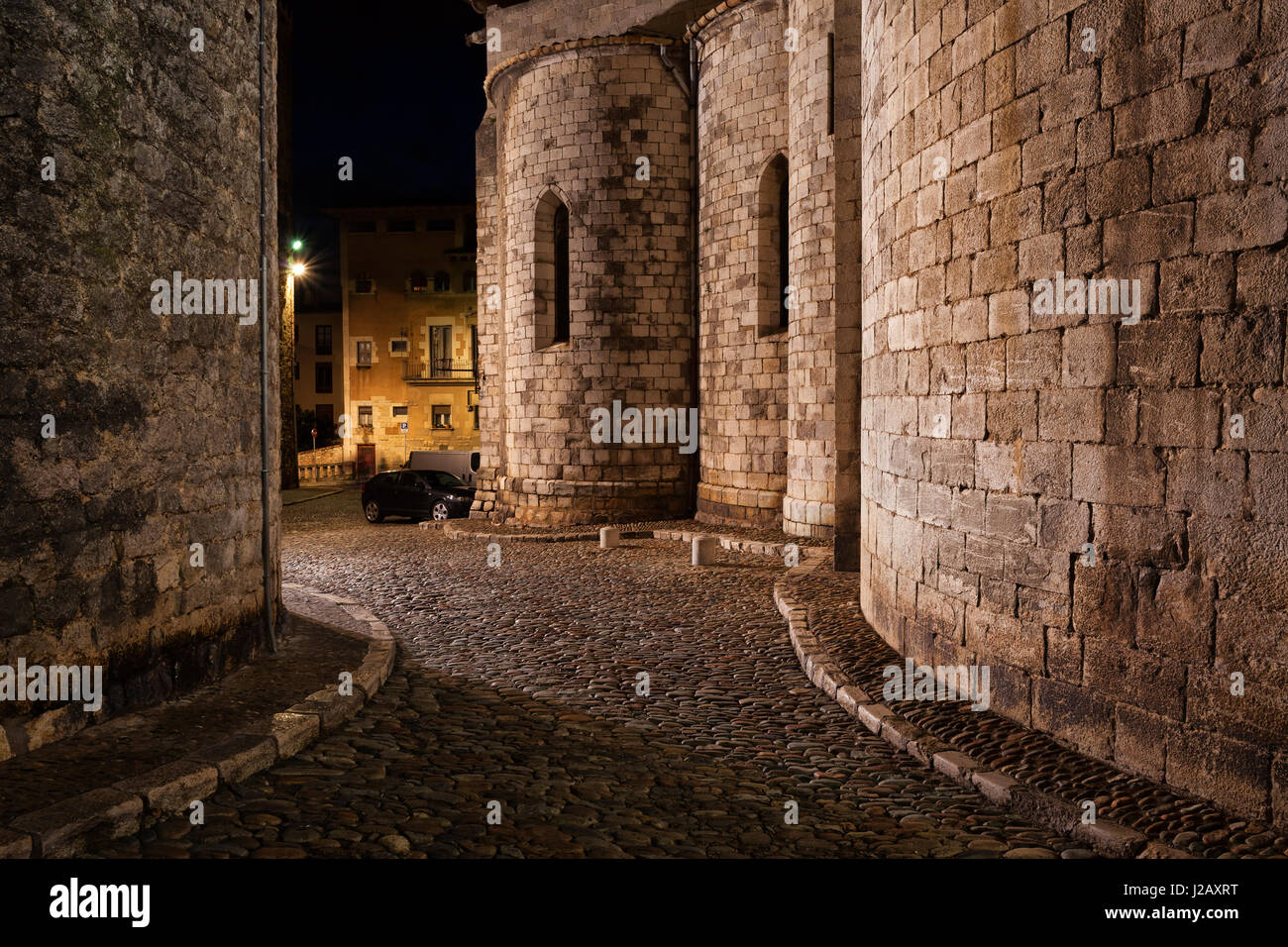 L'Espagne, la Catalogne, la ville de Gérone la nuit, la rue Pujada de Sant Feliu, dans la vieille ville, le Barri Vell (vieux quartier). Banque D'Images