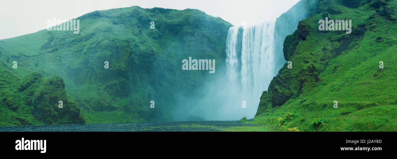 Vue panoramique sur la Cascade Skogafoss, Islande Banque D'Images