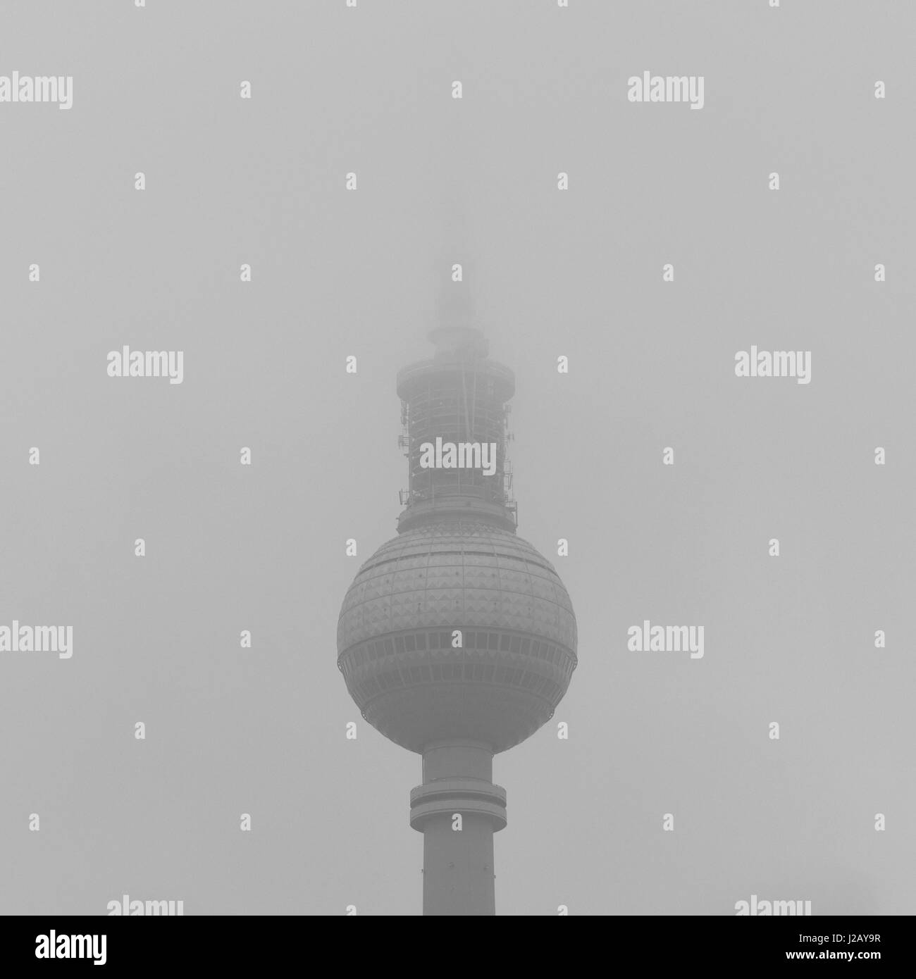 Low angle view of Fernsehturm contre le ciel par temps brumeux, Berlin, Allemagne Banque D'Images