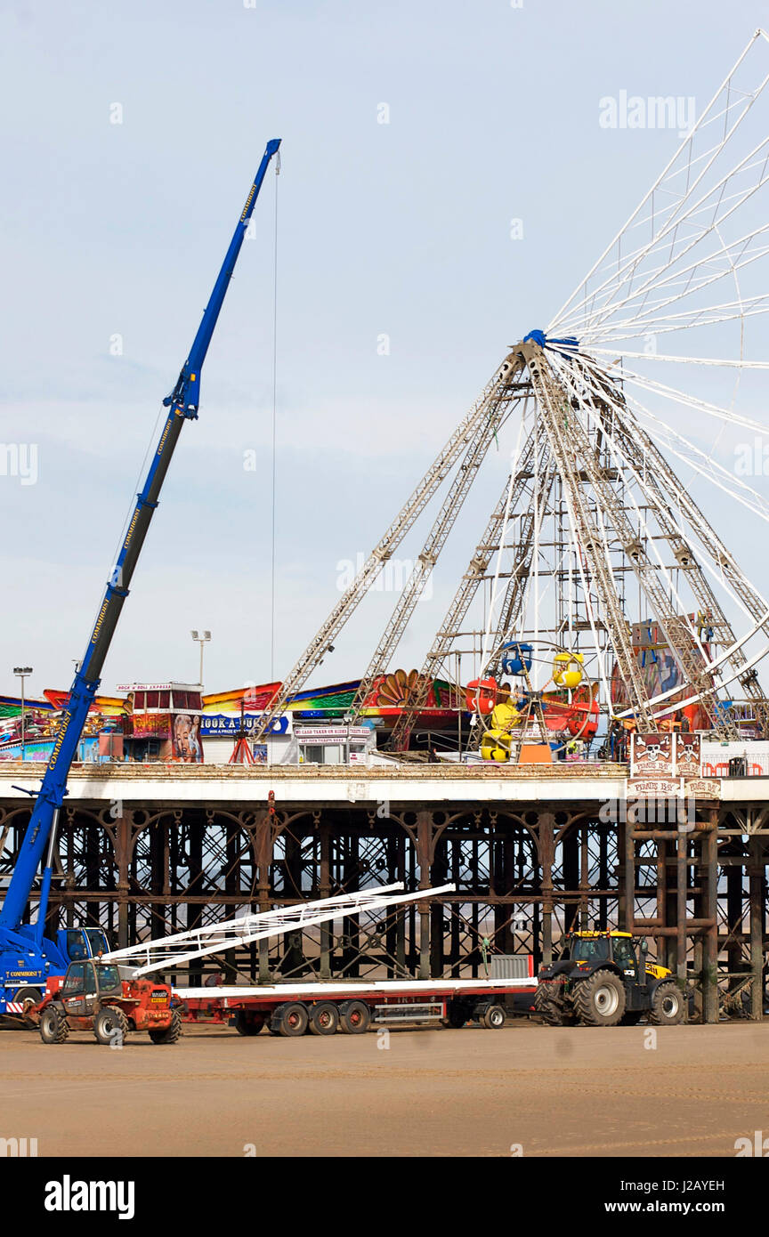 La reconstruction de la grande roue sur la pile centrale, Blackpool, après son service et l'entretien d'hiver Banque D'Images