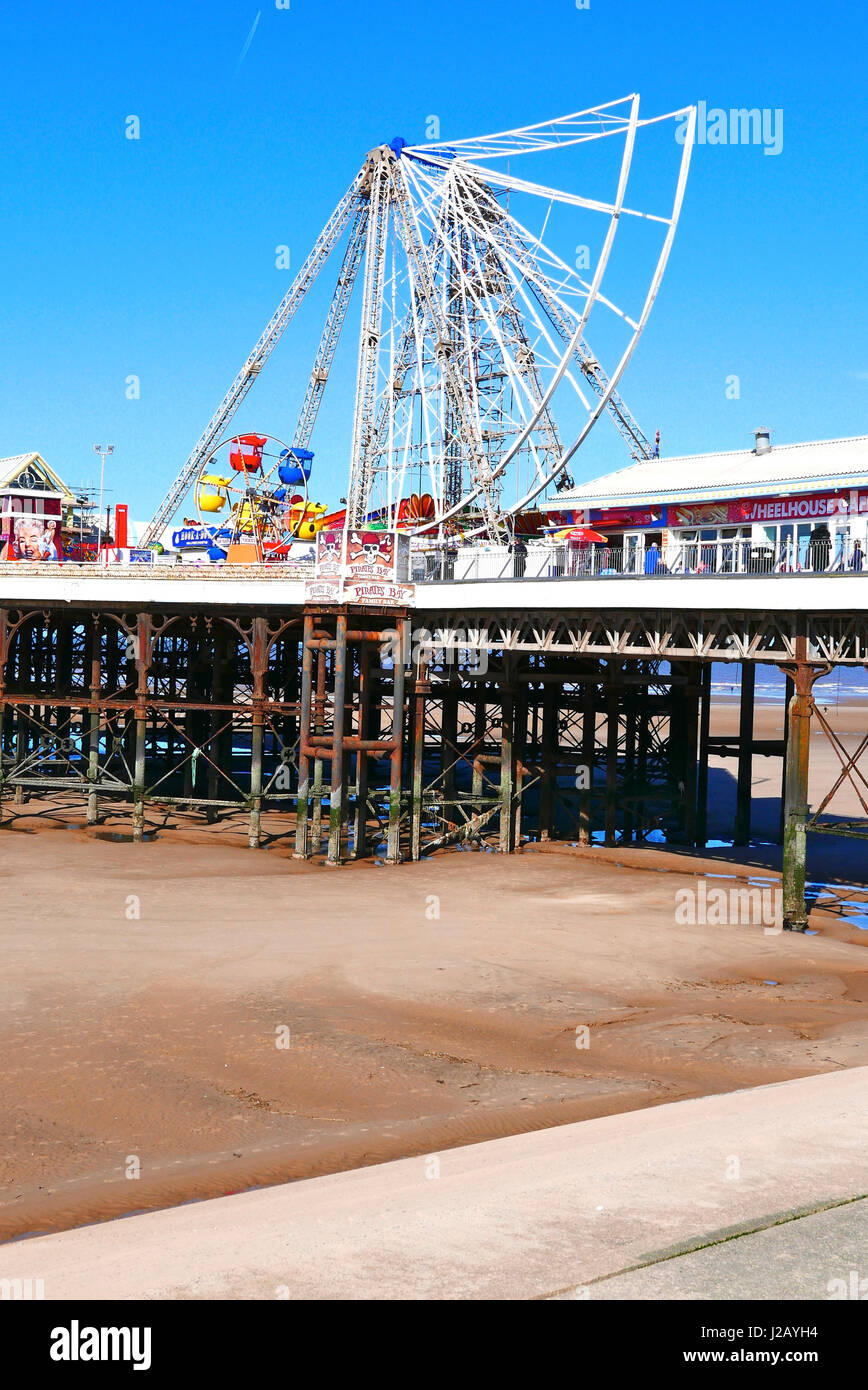 La reconstruction de la grande roue sur la pile centrale, Blackpool, après son service et l'entretien d'hiver Banque D'Images