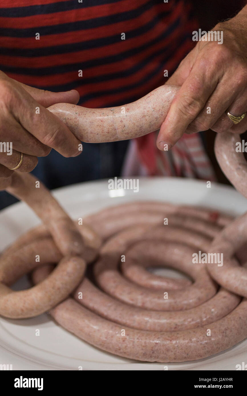 Portrait de l'homme, préparer des saucisses dans l'industrie Banque D'Images