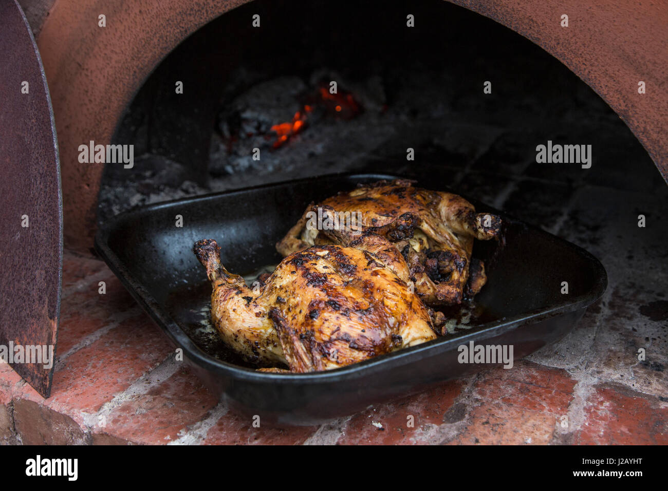 Close-up of roasted chicken dans la plaque de cuisson au four Banque D'Images