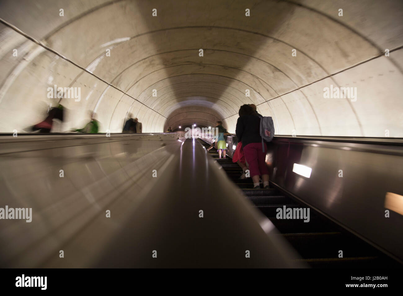 Low angle view des navetteurs sur escalator en gare souterraine, Washington DC, USA Banque D'Images