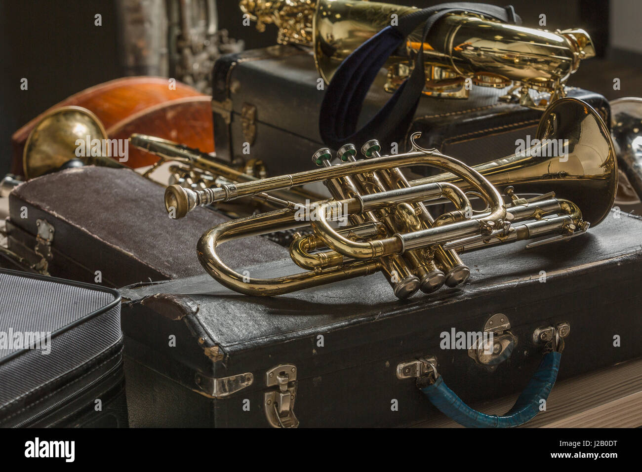 High angle view of brass instruments de musique et des agrégations sur marbre Banque D'Images