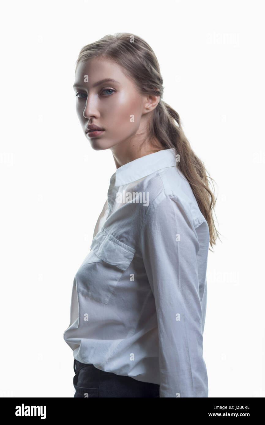 Portrait de belle vue côté fashion model against white background Banque D'Images