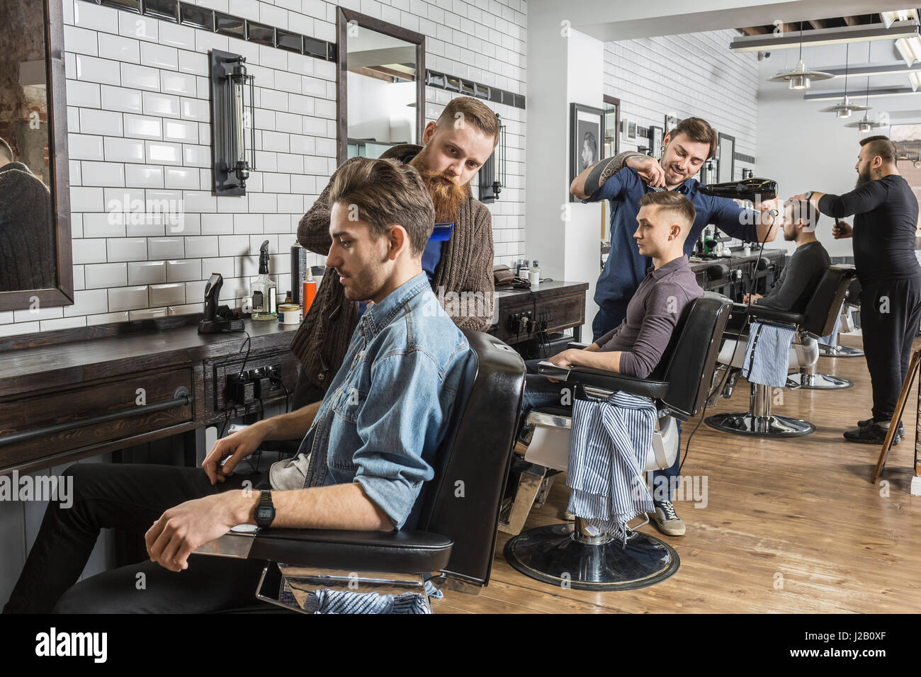 Coiffeurs homme coupe de cheveux du client dans le salon Banque D'Images