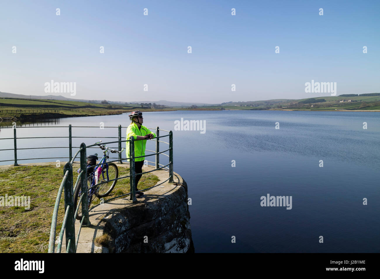 Profitant de la cycliste sur réservoir Hury sous un ciel bleu, de Teesdale, County Durham, Royaume-Uni Banque D'Images