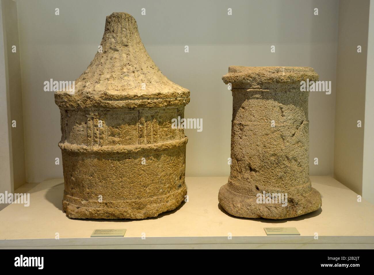 Monuments funéraires cylindriques Musée National Archéologique de Tarente Italie Banque D'Images