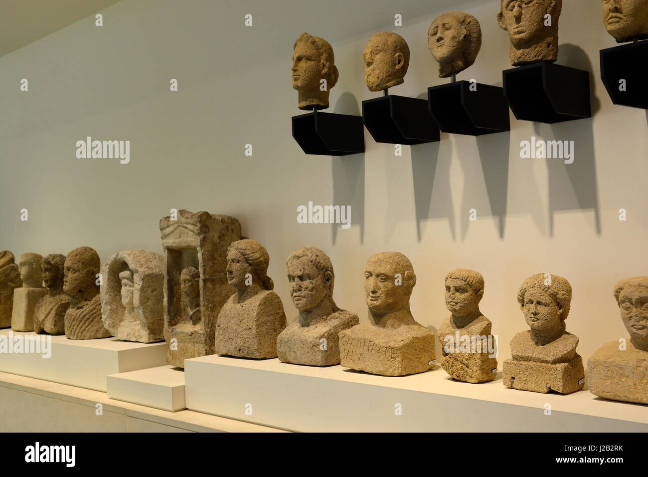 Têtes de pierre sculptée et de bustes au musée national archéologique de Tarente Italie Banque D'Images