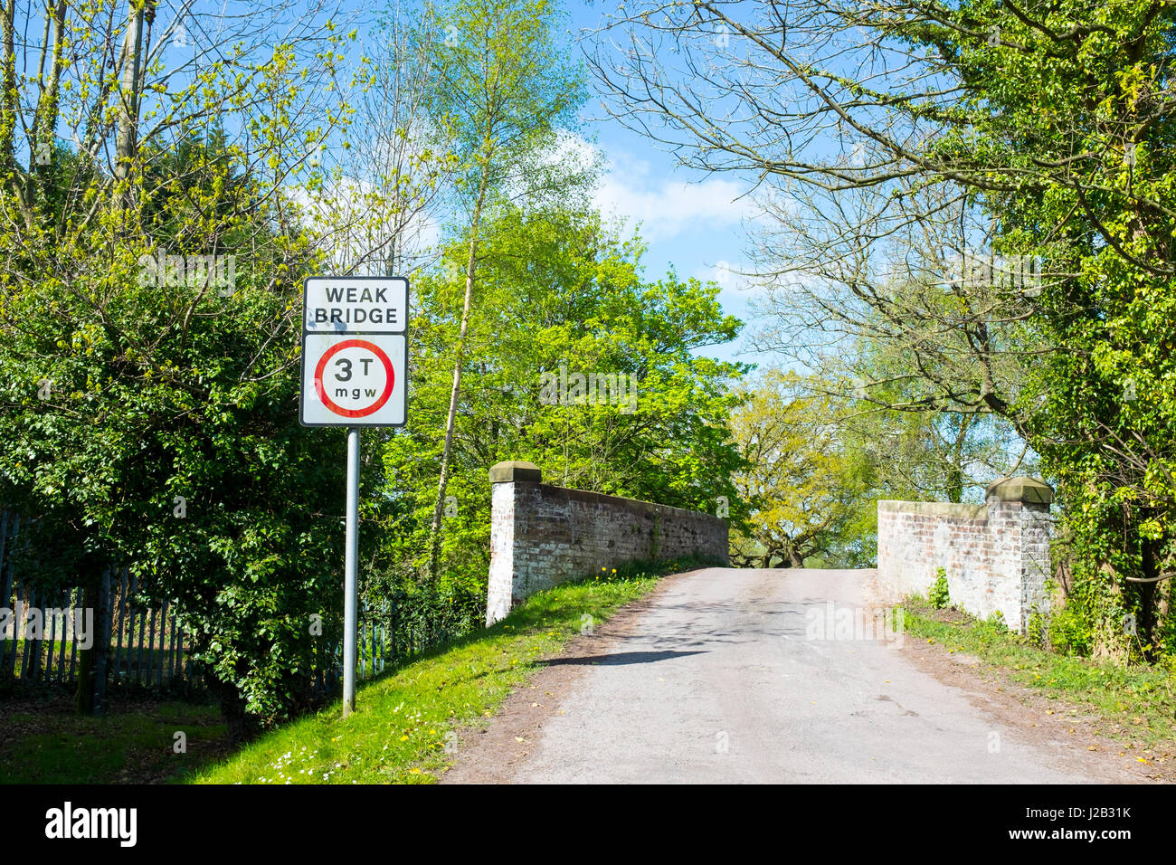 Avertissement faible pont traffic sign dans Cheshire UK Banque D'Images