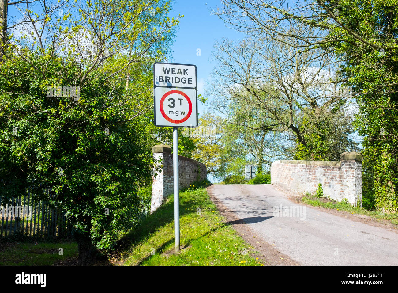 Avertissement faible pont traffic sign dans Cheshire UK Banque D'Images