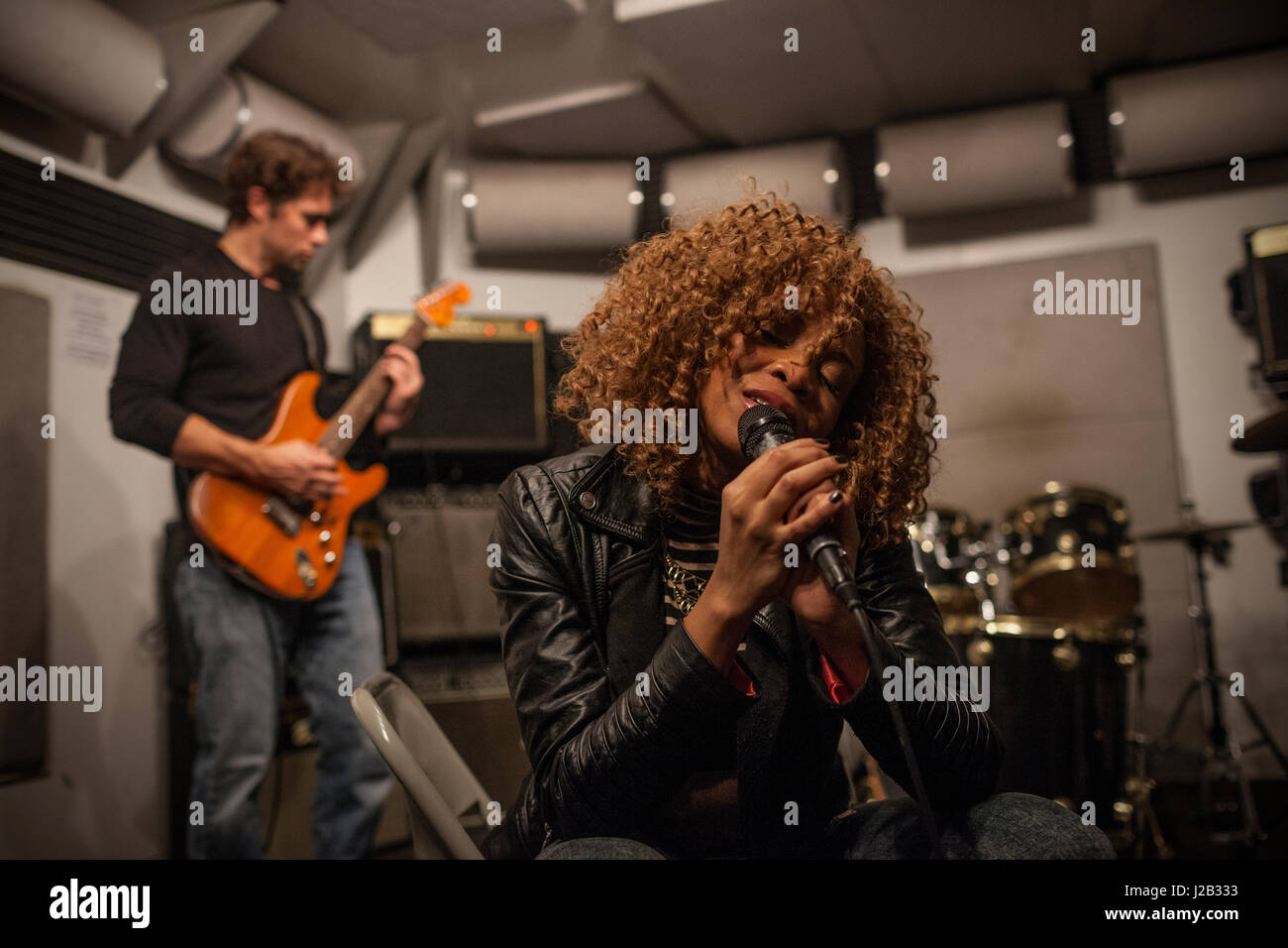 Musiciens en répétition dans un studio d'enregistrement Banque D'Images