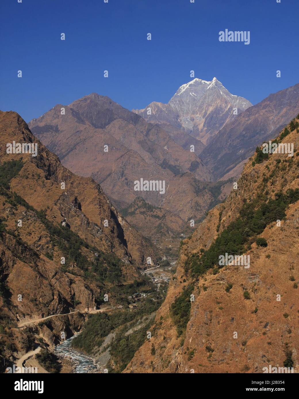 Vue éloignée de Tatopani et mont Nilgiri. Endroit populaire avec natural Hot spring. Zone de conservation de l'Annapurna, Népal Banque D'Images