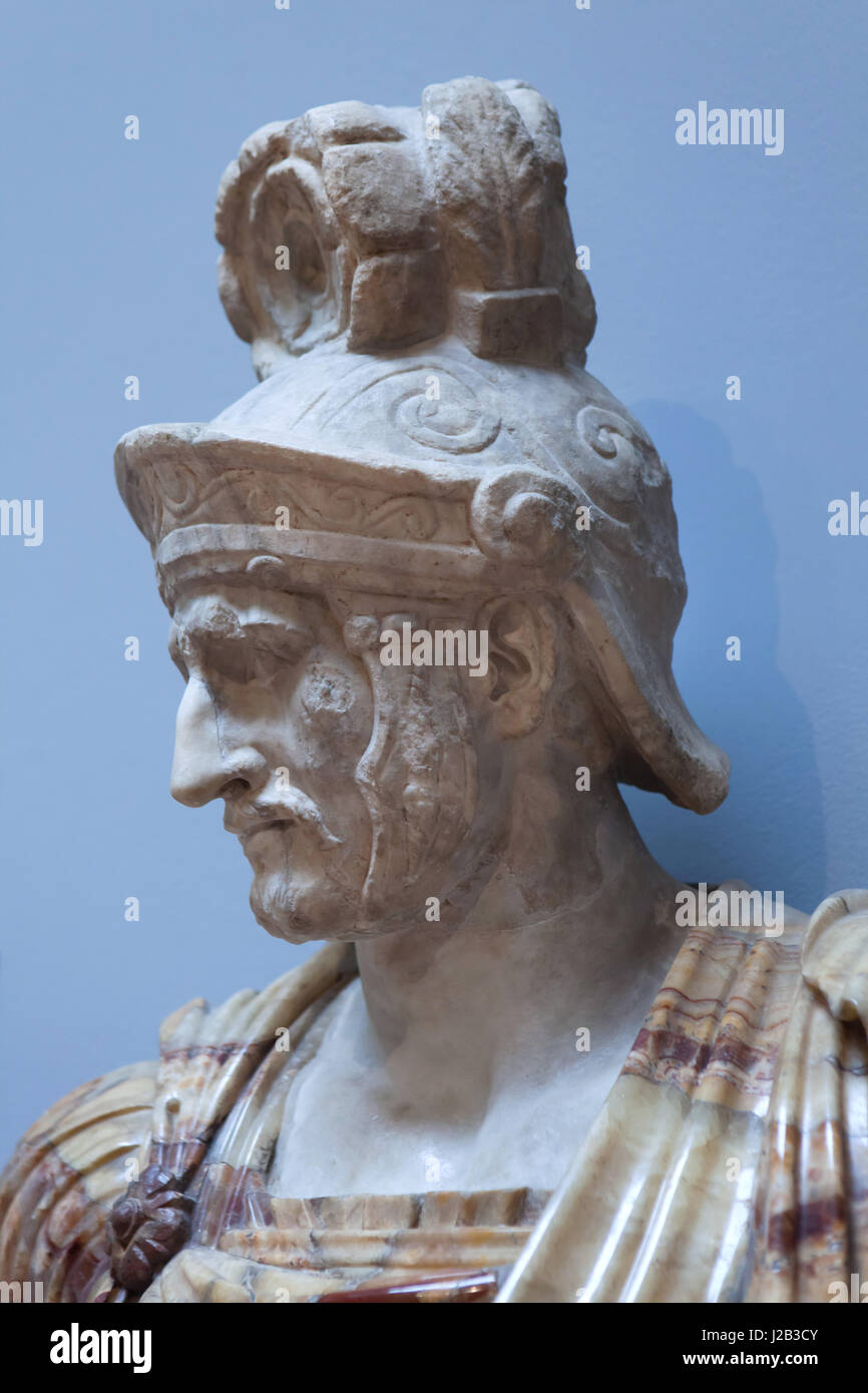 Général et homme d'État grec Pyrrhus d'Épire (319/318 - 272 BC). Copie en marbre romain du 2e siècle après un original grec de la période hellénistique sur l'affichage dans le Musée des Beaux-Arts de Tours (Musée des beaux-arts) à Tours, Indre-et-Loire, France. Banque D'Images