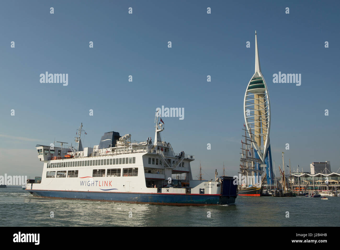 Vue de la tour Spinnaker à Portsmouth Gunwharf du point sur l'île aux épices. Religions Wightlink Ferry St en passant en face. Banque D'Images