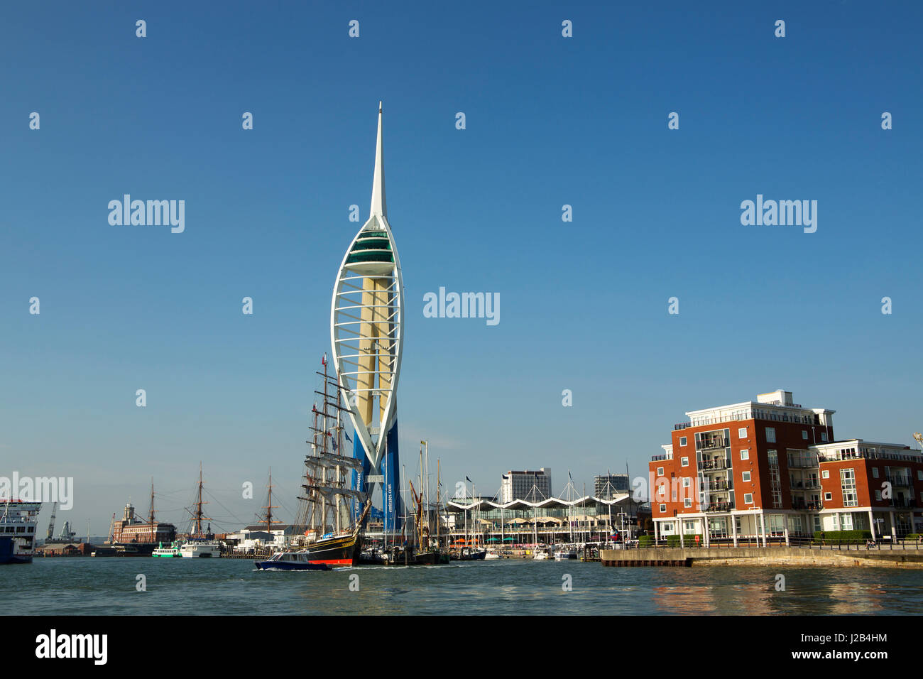 Vue de la tour Spinnaker à Portsmouth Gunwharf du point sur l'île aux épices. Grand voilier amarré près de la célèbre monument. Banque D'Images