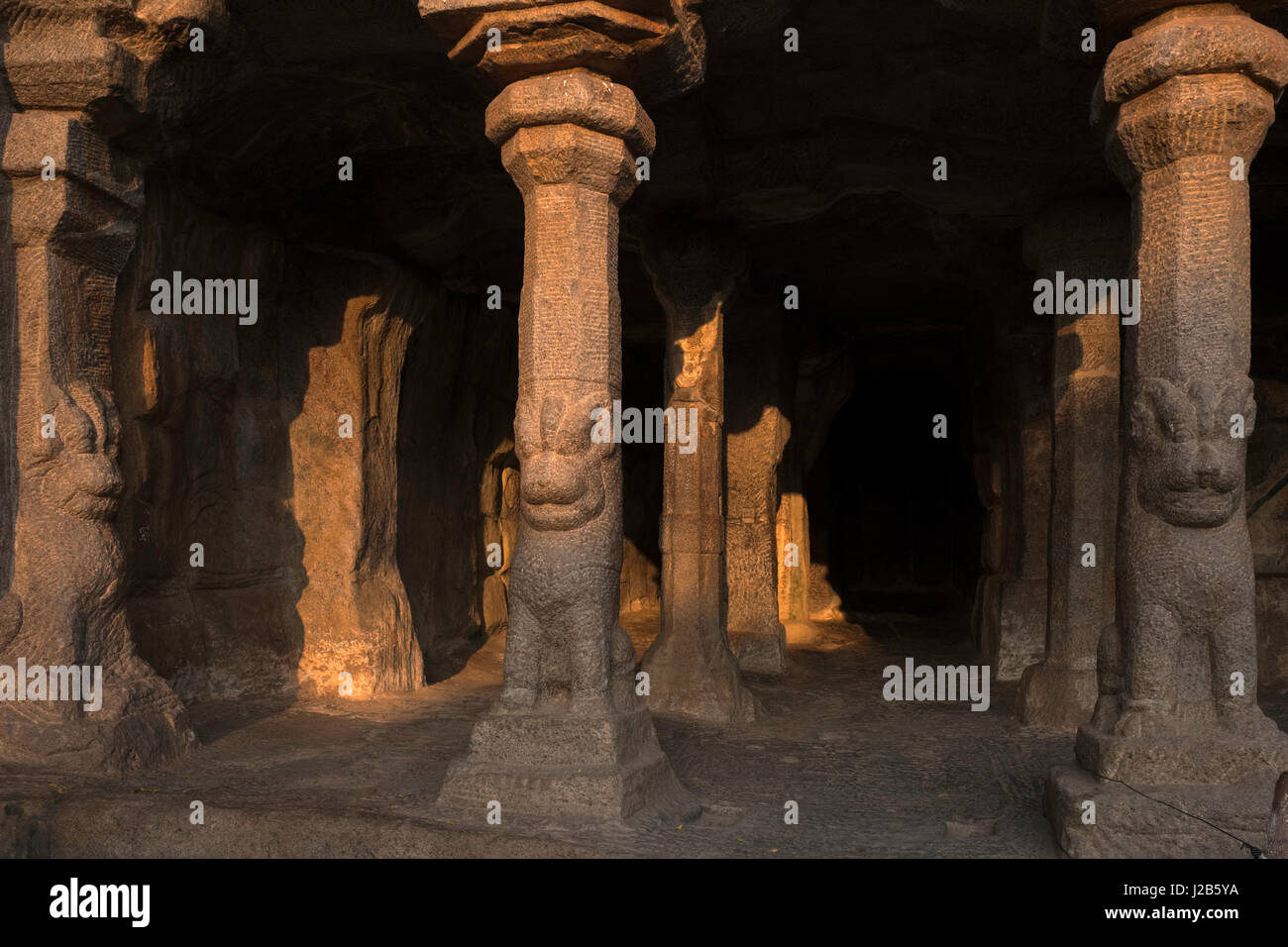 Temple Mandapa, creusé dans une grotte à côté de la 'bas-relief de la Descente du Gange' Banque D'Images