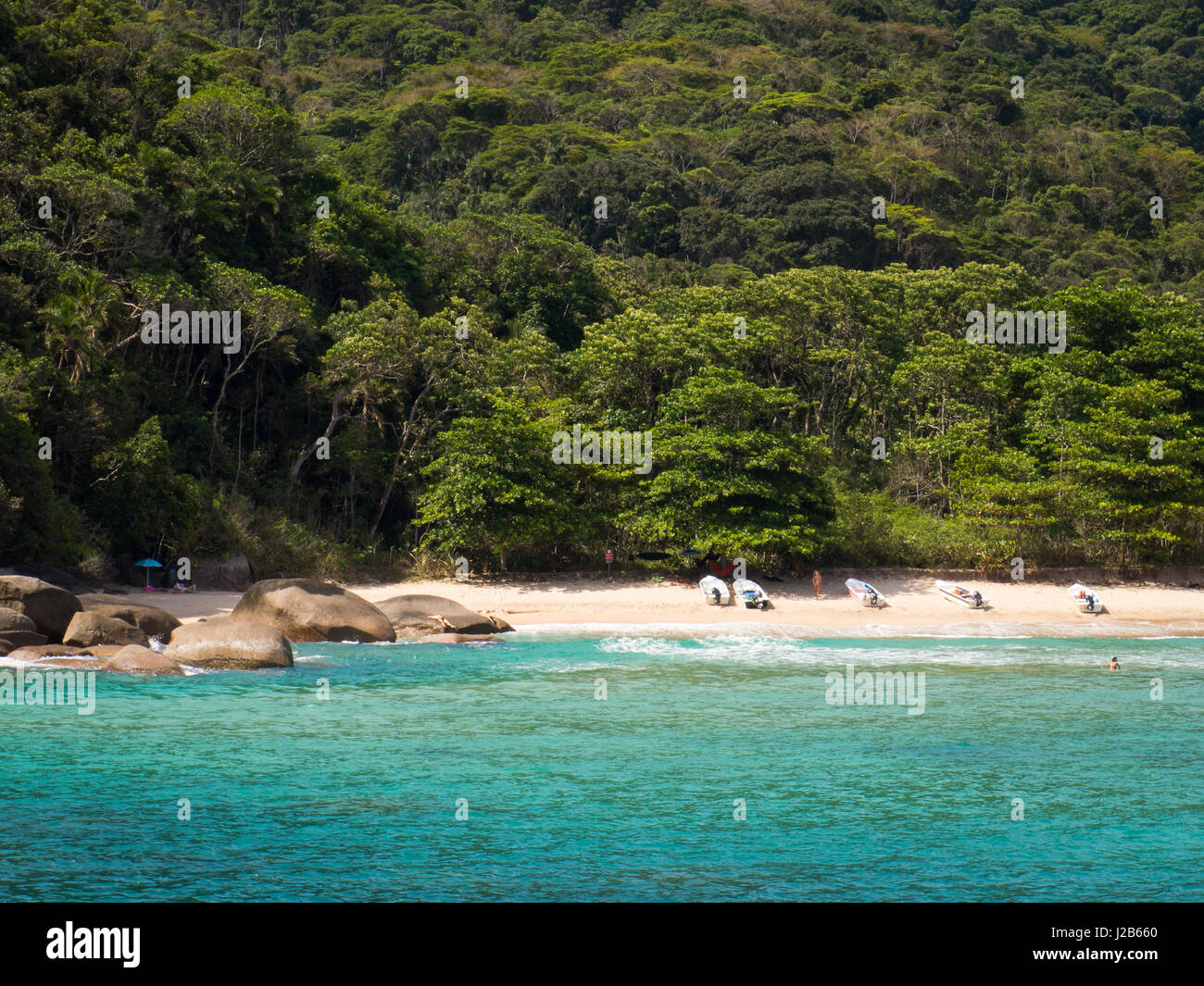 Sandy plage paradisiaque Martins de Sa, près de Paraty, Rio de Janeiro, Brésil. Banque D'Images