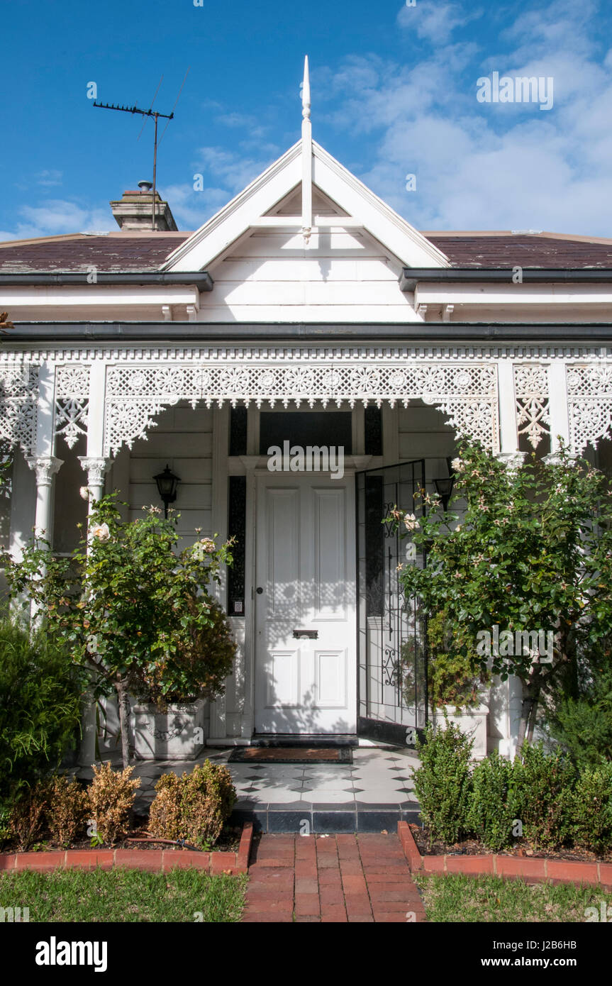 La fin de l'ère victorienne classique à la façade de l'époque accueil bois dans la banlieue de Elsternwick, Melbourne, Australie Banque D'Images