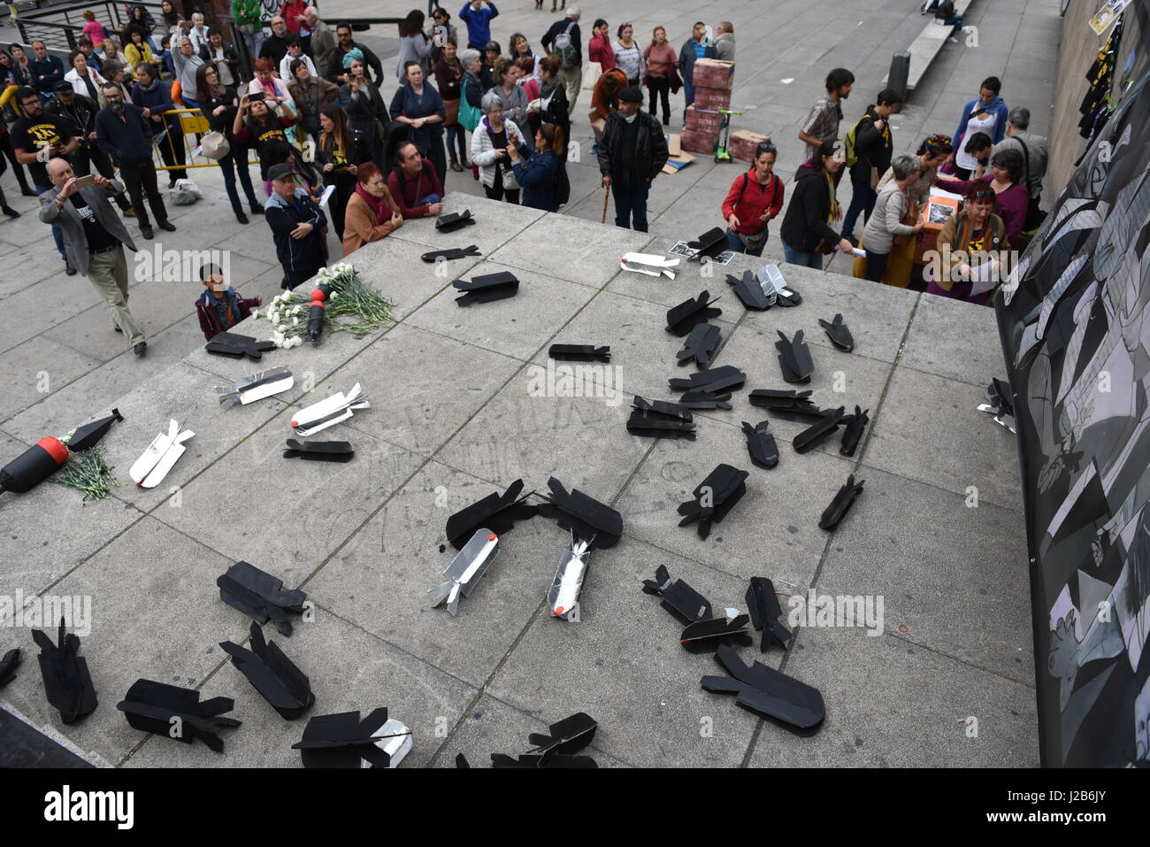 Madrid, Espagne. Apr 26, 2017. Une vue de la commémoration du 80e anniversaire du bombardement de Guernica à Madrid. Credit : Jorge Sanz/Pacific Press/Alamy Live News Banque D'Images