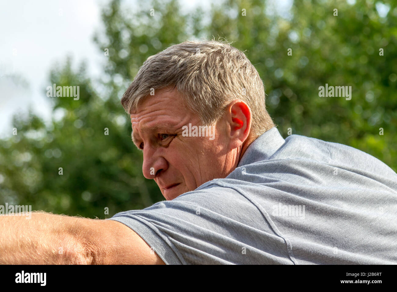 Portrait psychologique d'un homme dans la nature Banque D'Images