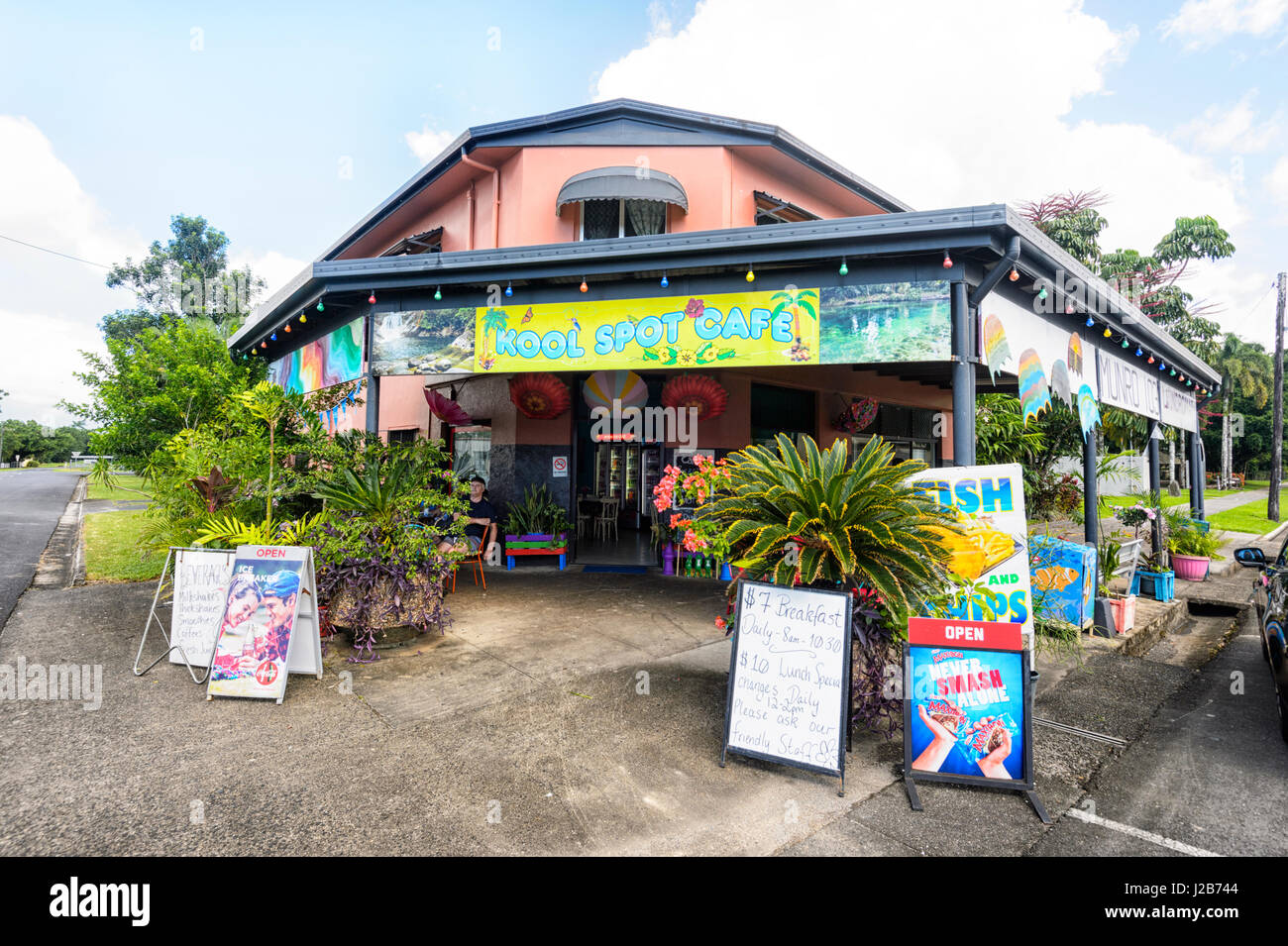 Poisson-frites et un café dans la ville rurale de Babinda, Queensland, Queensland, Australie Banque D'Images