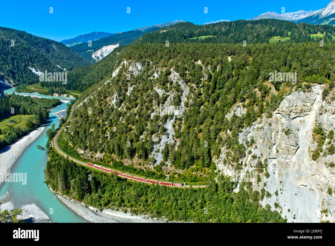 Les gorges du Rhin avec le Vorderrhein river et train du chemin de fer rhétique entre Ilanz et Reichenau, Grisons, Suisse Banque D'Images