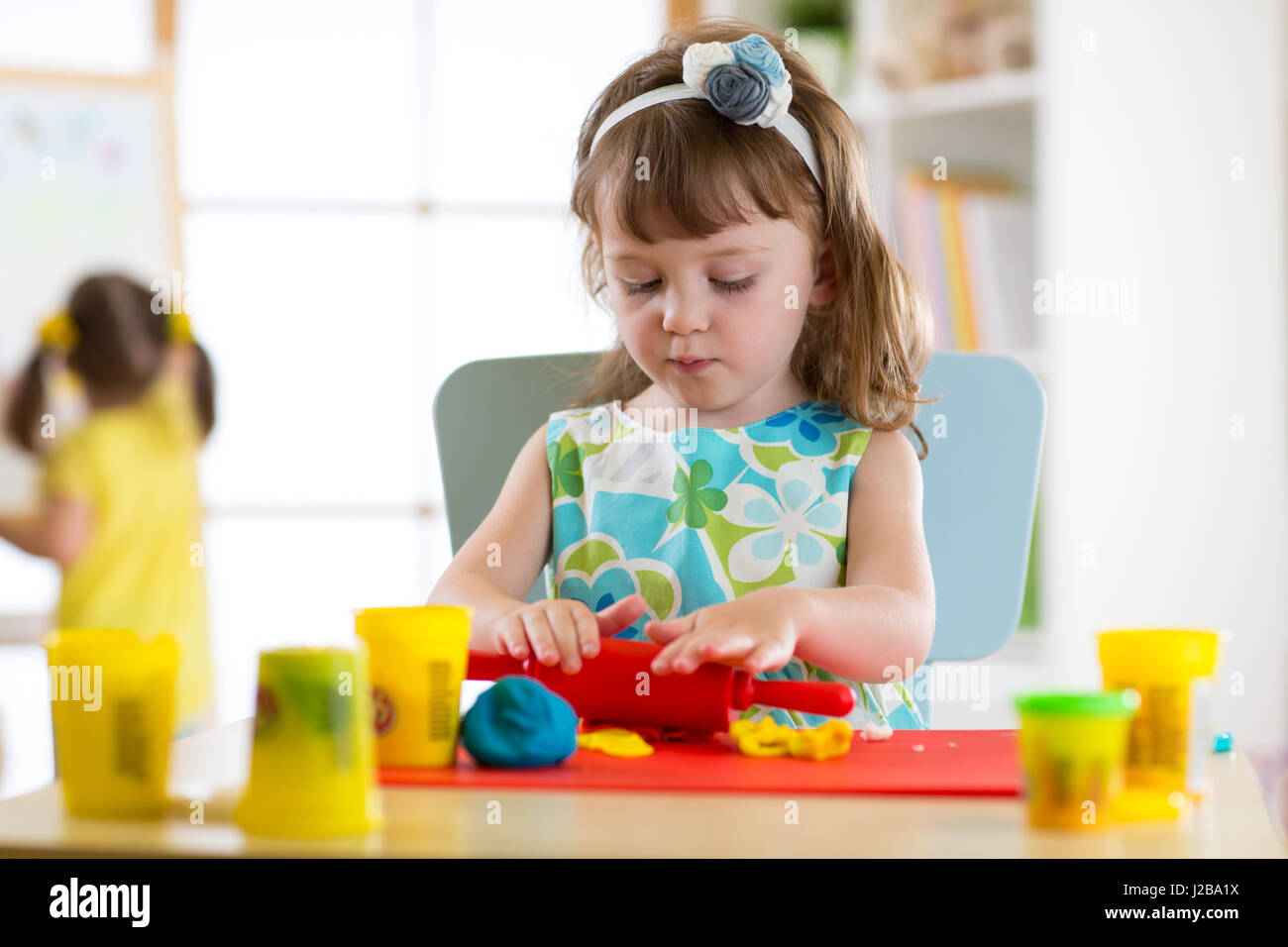 La créativité des enfants. Les enfants à partir de la sculpture de l'argile  ou de la pâte à modeler et de peinture en maternelle Photo Stock - Alamy