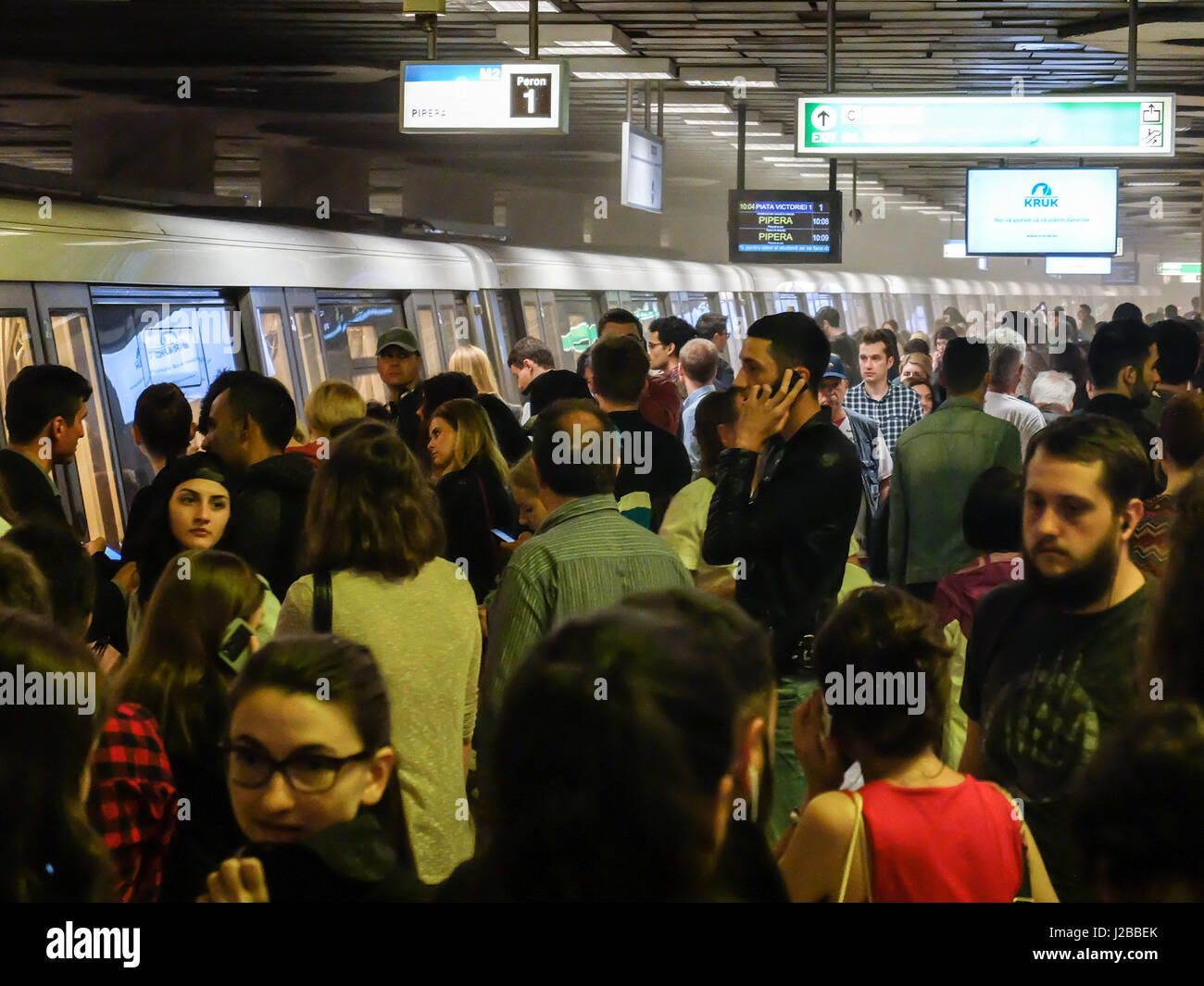 Bucarest, Roumanie, 14 juin 2016 : les personnes sont évacuées de la station de métro la victoire à Bucarest, en raison d'une alerte incendie. Banque D'Images