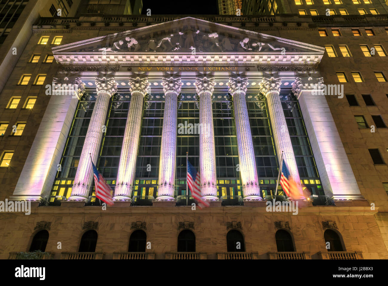 New York Stock Exchange sur Wall Street la nuit. Banque D'Images