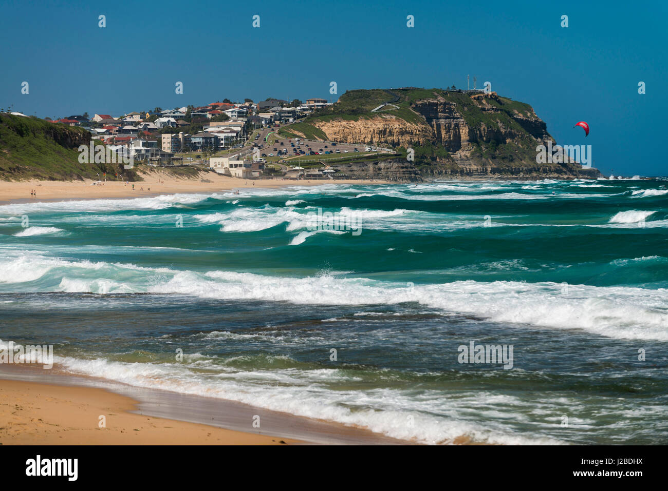 Surf de l'océan Pacifique et des vagues sur la plage de Bar, Newcastle, NSW, Australie. Banque D'Images