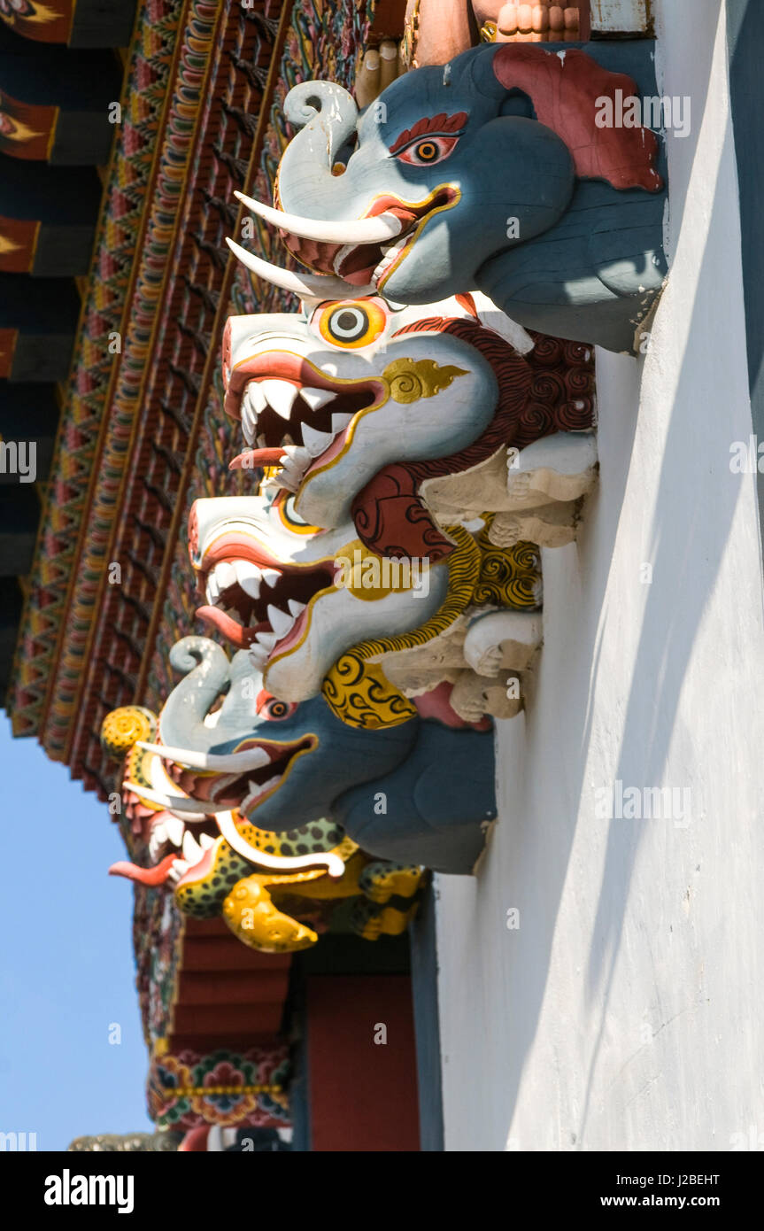 Des têtes d'animaux à des statues de la façade du monastère, monastère Gangte Goempa, Bhoutan Banque D'Images