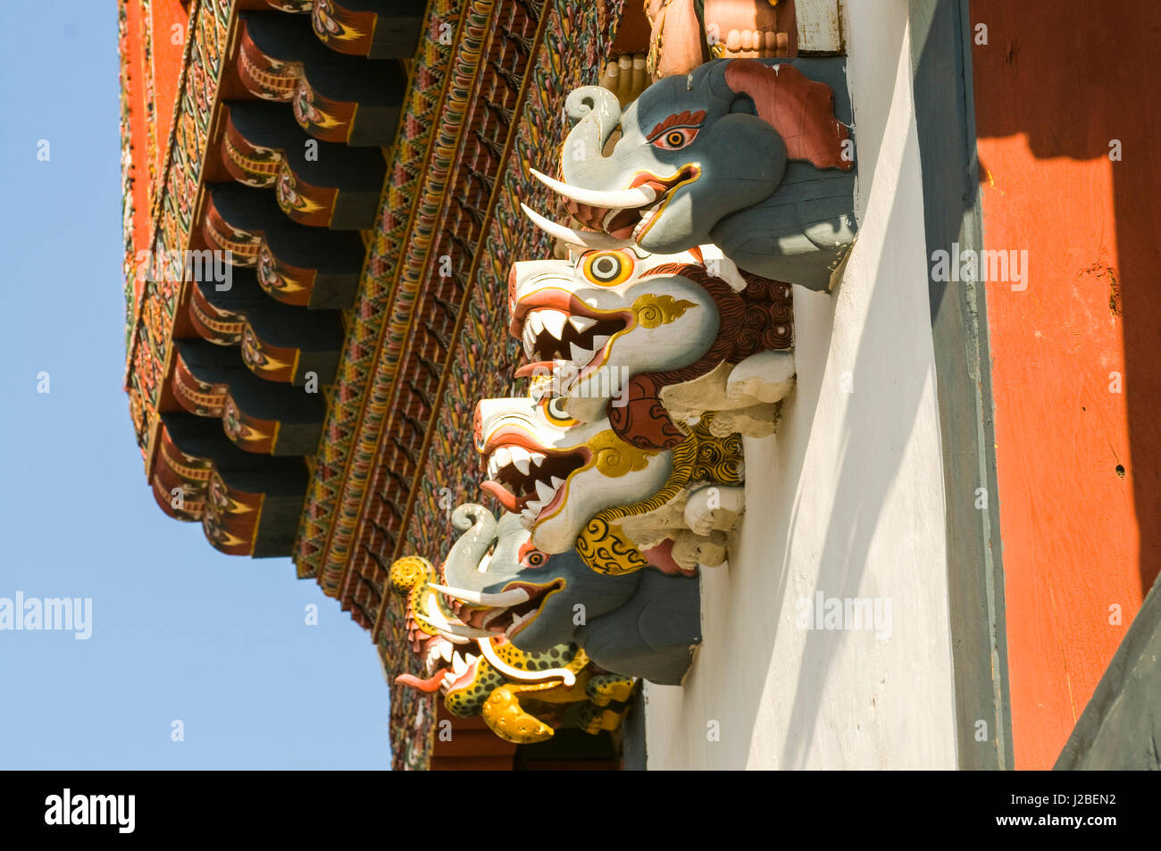 Des têtes d'animaux à des statues de la façade du monastère, Monastère Gangtey Goempa, Bhoutan Banque D'Images