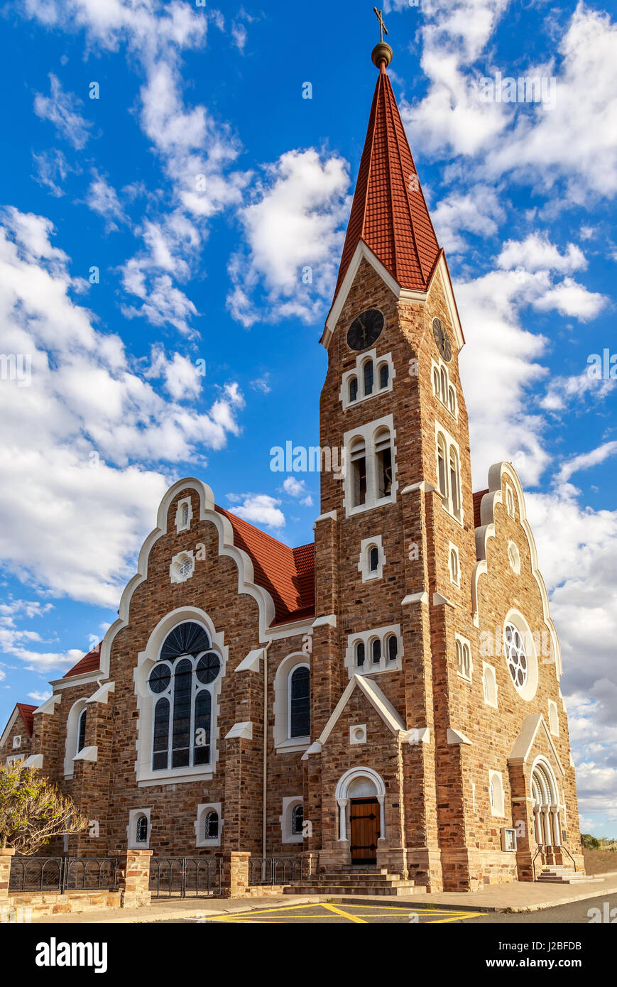Christ Church Luteran avec ciel bleu et nuages en arrière-plan, Windhoek, Namibie Banque D'Images