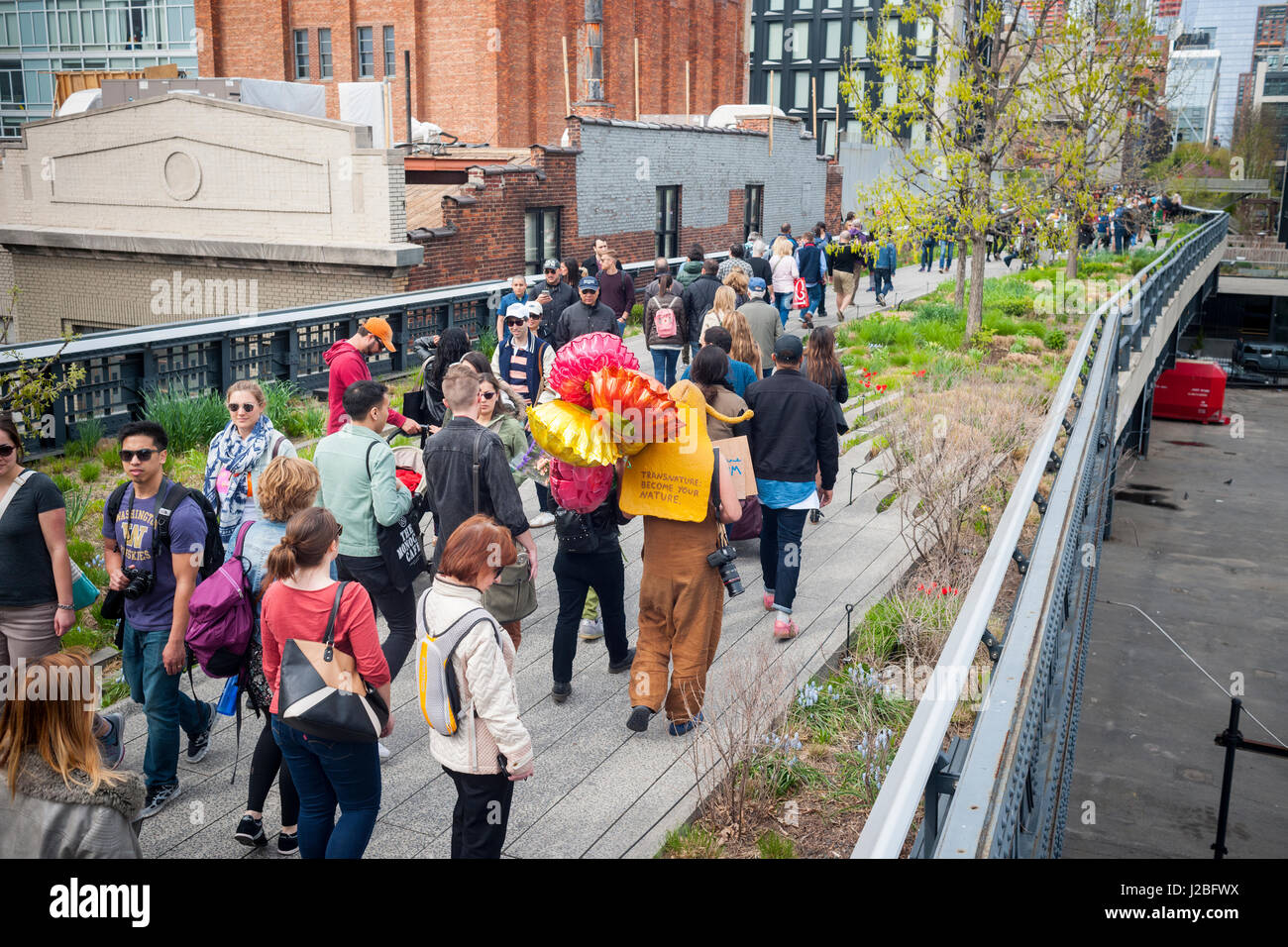 L'artiste brésilienne, André Feliciano connu sous le nom de "l'art jardinier' marche dans le parc High Line à New York le Dimanche, Avril 23, 2017 La distribution de ballons et de fleurs à passant dans sa pièce d'art performance, le Floraissance parade. Le Floraissance est un mouvement artistique créé par Feliciano basé sur l'idée que l'art contemporain ne peut pas décrire plus et nous aller de l'art dans la prochaine phase de croissance, comme des fleurs, dans le Floraissance. (© Richard B. Levine) Banque D'Images