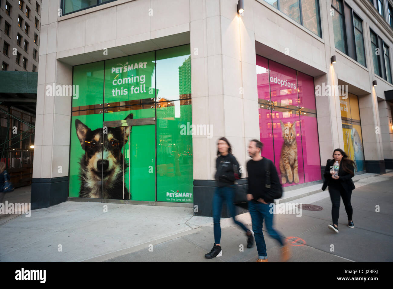 La future maison d'une animalerie Petsmart dans le quartier Flatiron de New York le mardi, Avril 18, 2017. Petsmart a accepté d'acquérir l'e-commerce détaillant Chewy.com pour un montant non communiqué. L'acquisition augmente la brique-et-mortier Petsmart's présence en ligne. (© Richard B. Levine) Banque D'Images