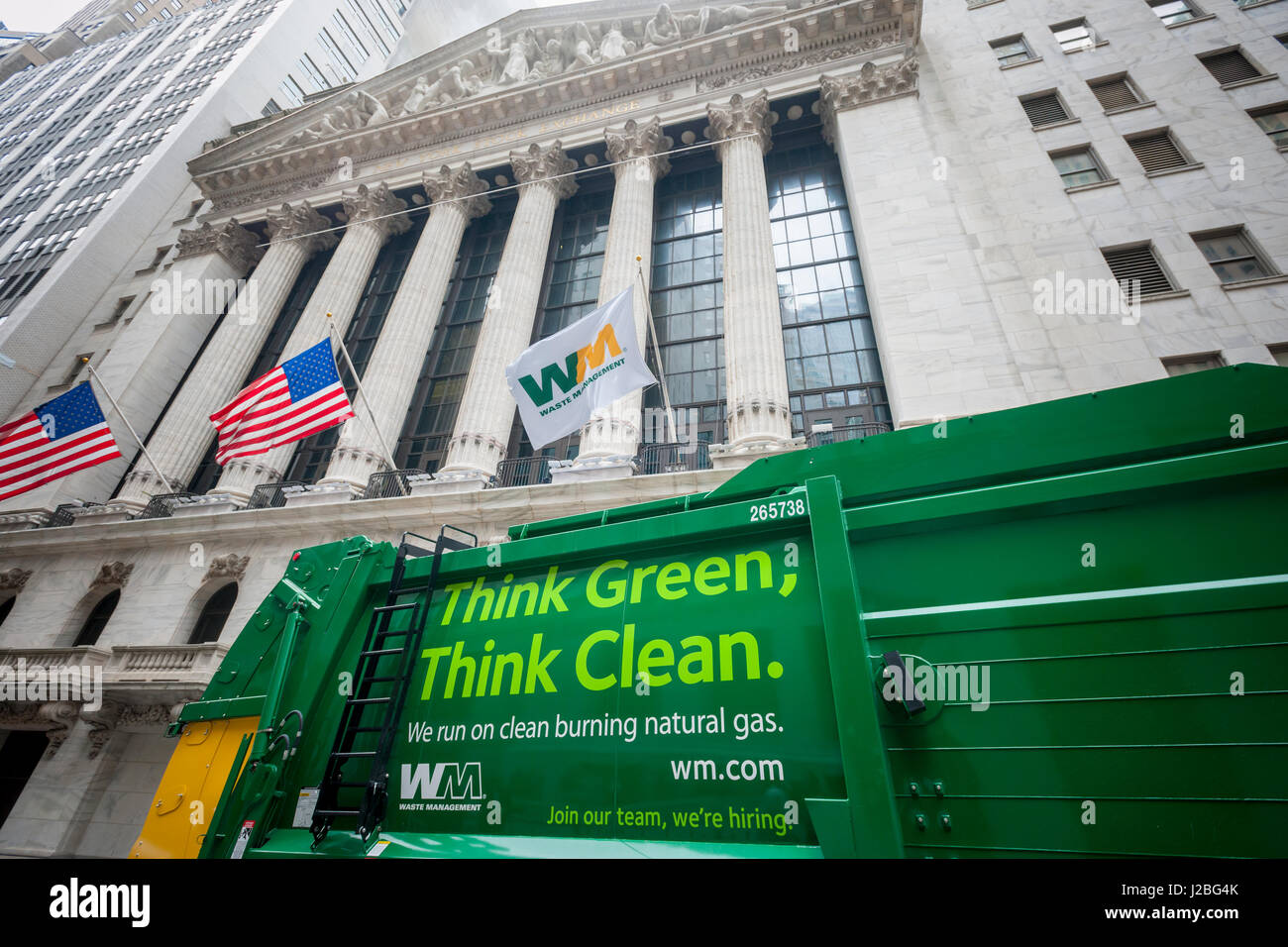 La gestion des déchets (WM) de stationnement des véhicules en face de la Bourse de New York le vendredi 21 avril, 2017 comme WM sonne la cloche de clôture dans la célébration de la Journée de la Terre. (© Richard B. Levine) Banque D'Images