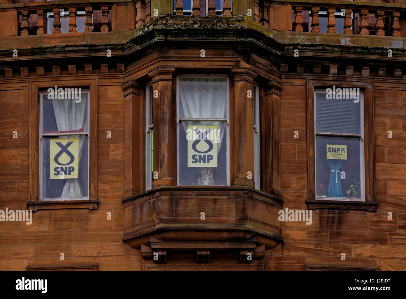 Parti nationaliste écossais snp SNP affiches logo très haut dans la fenêtre de la classe moyenne Banque D'Images