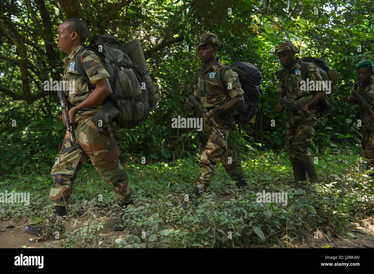 Écogardes en patrouille, parcs d'Afrique Congo, Mbomo, Odzala Kokoua Parc National, Congo Banque D'Images