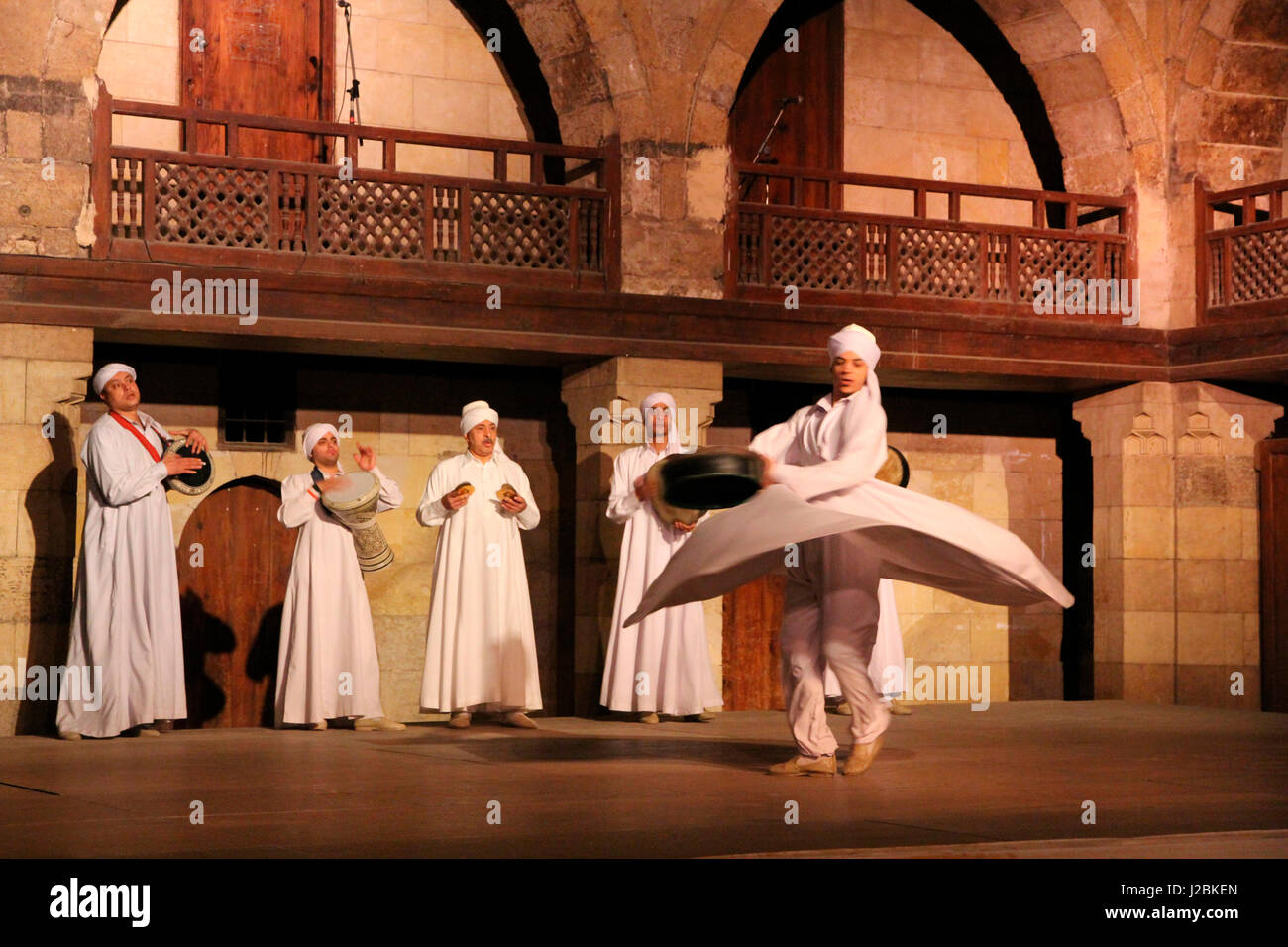 L'Egypte, Le Caire. Tanoura égyptien, Derviches tourneurs danseurs soufis (usage éditorial uniquement) Banque D'Images