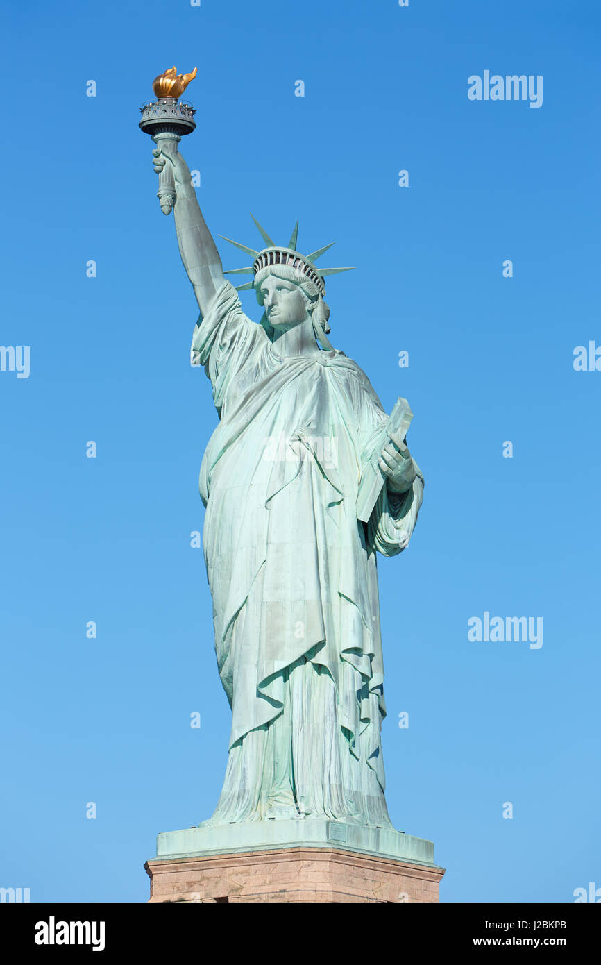 Statue de la Liberté à New York, ciel bleu clair dans une journée ensoleillée, clipping path Banque D'Images