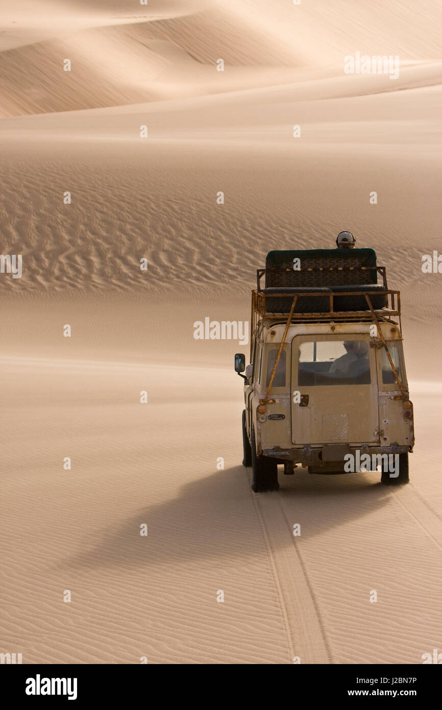 Skeleton Coast, Namibie. L'Afrique. Land Rover s'aventurant sur les dunes de sable. Risque, Banque D'Images