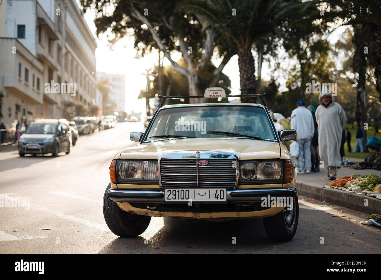 Taxi Mercedes Vintage dans la Medina, Tanger, Maroc, Afrique du Nord Banque D'Images