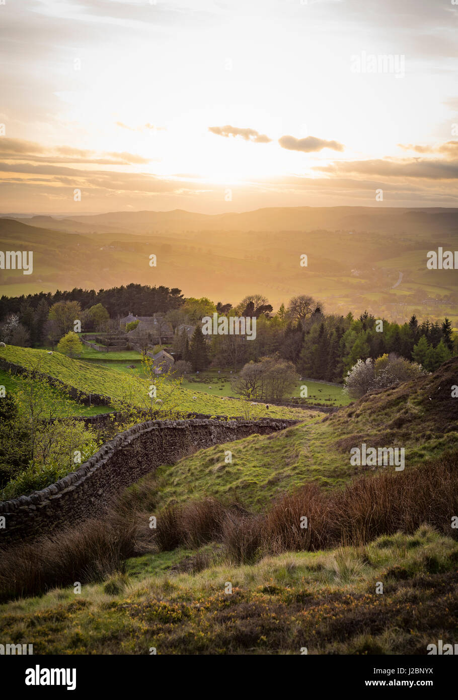 Superbe vue panoramique sur le Nord et le Yorkshire de l'ouest depuis le sommet de Beamsley Phare près de Ilkley Banque D'Images