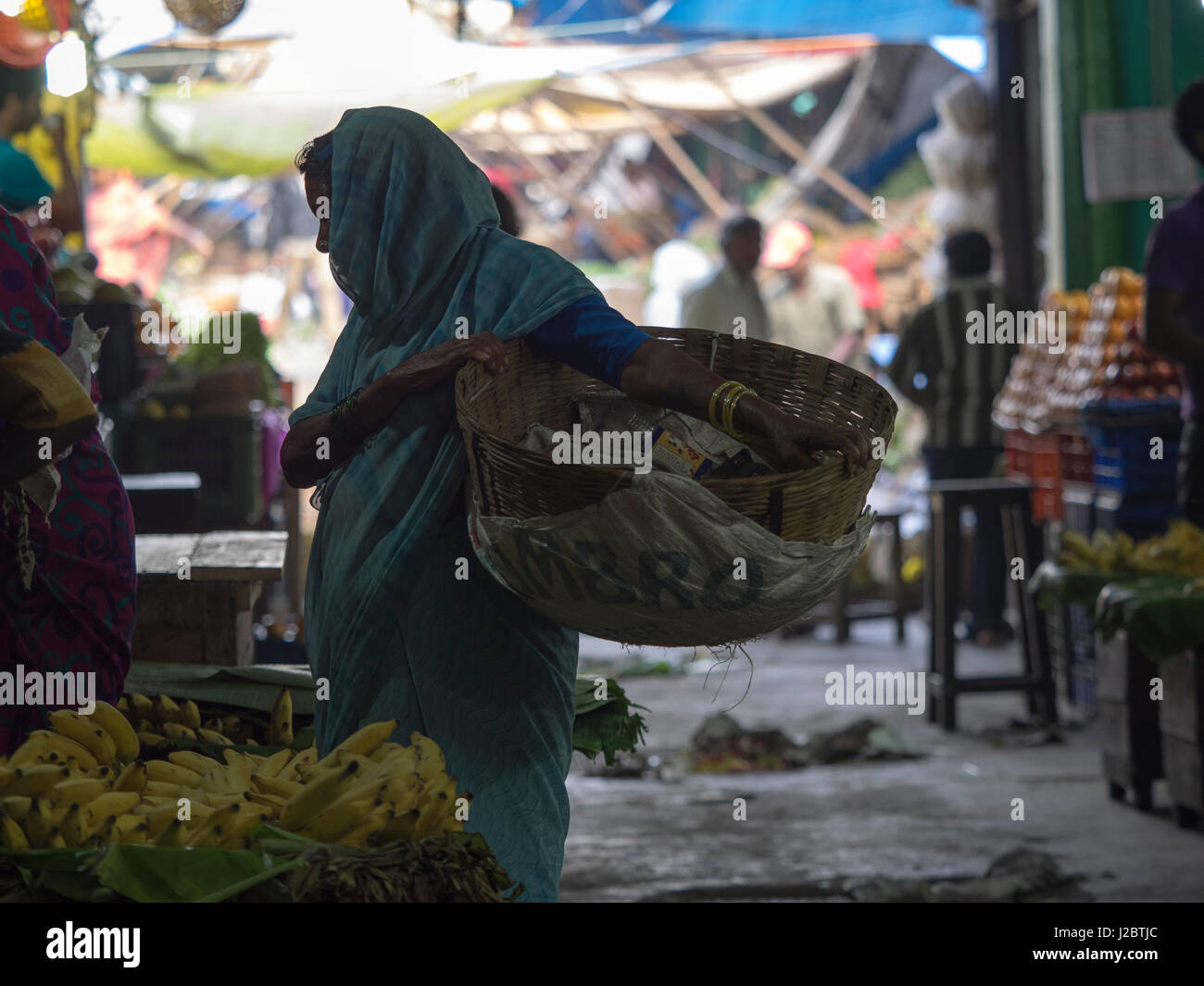 Silhouette of woman holding basket at market à Mysore, Karnataka, Inde Banque D'Images