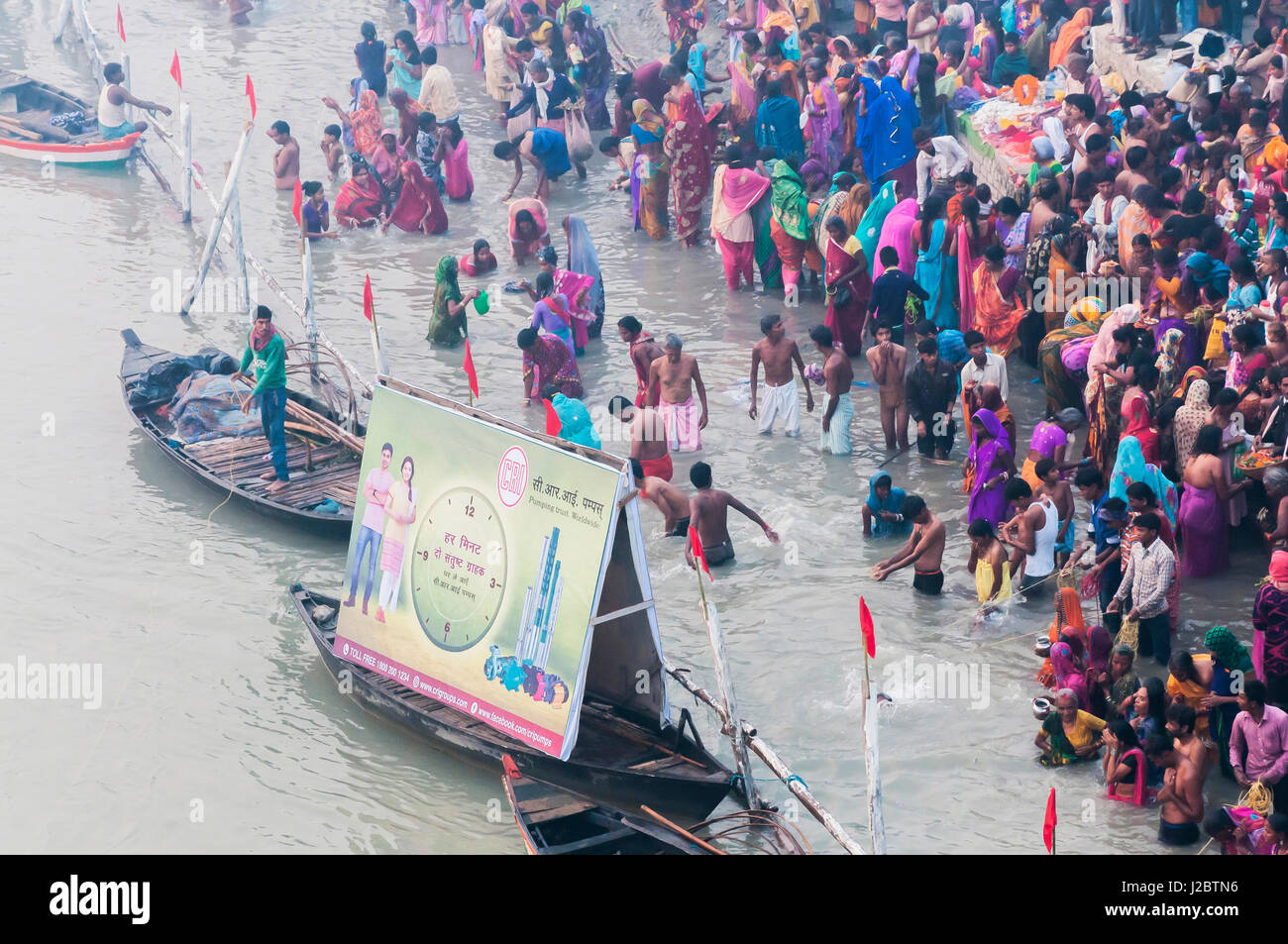 L'Inde, Sonepur, fervents pèlerins se baignant dans le Gange sur Kartik Purnima Banque D'Images