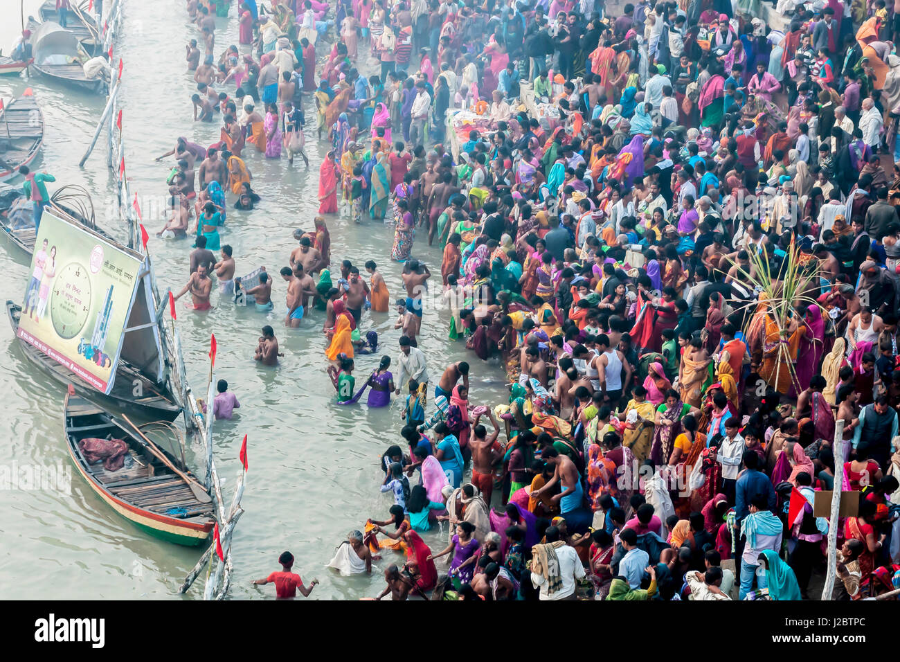L'Inde, Sonepur, fervents pèlerins se baignant dans le Gange sur Kartik Purnima Banque D'Images