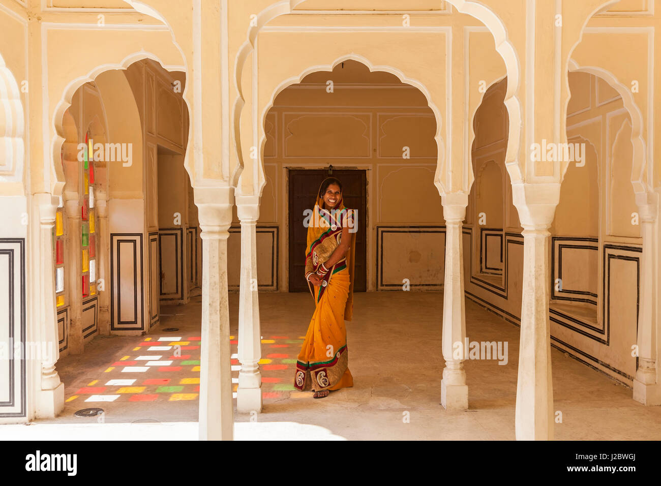 Femme indienne en sari, Chandra Mahal (palais de la ville), Jaipur, Rajasthan, Inde. Banque D'Images